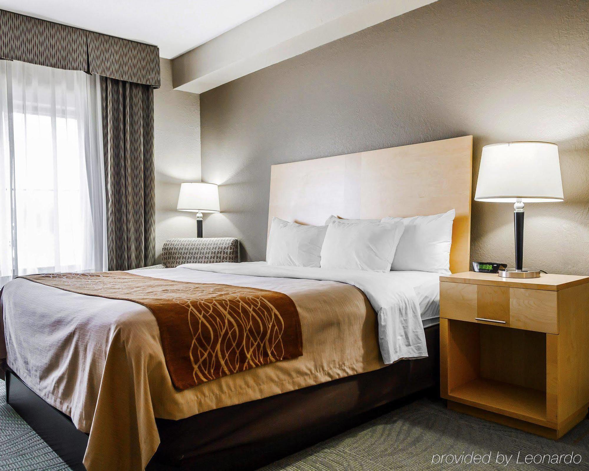 Comfort Kansas / Airport Hotel