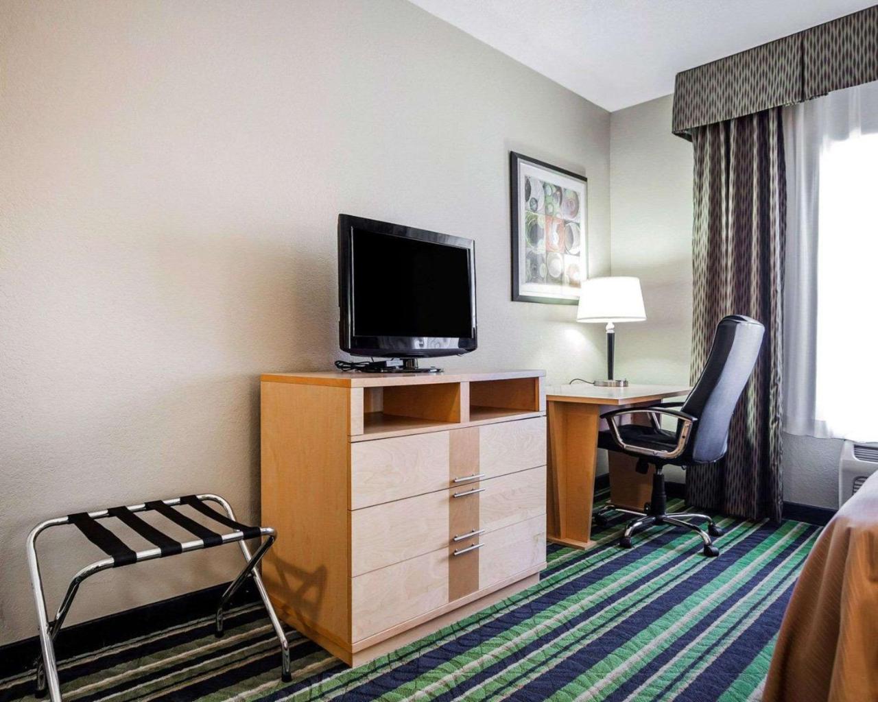 Comfort Kansas / Airport Hotel